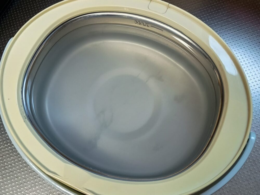 使用後の超音波洗浄器内