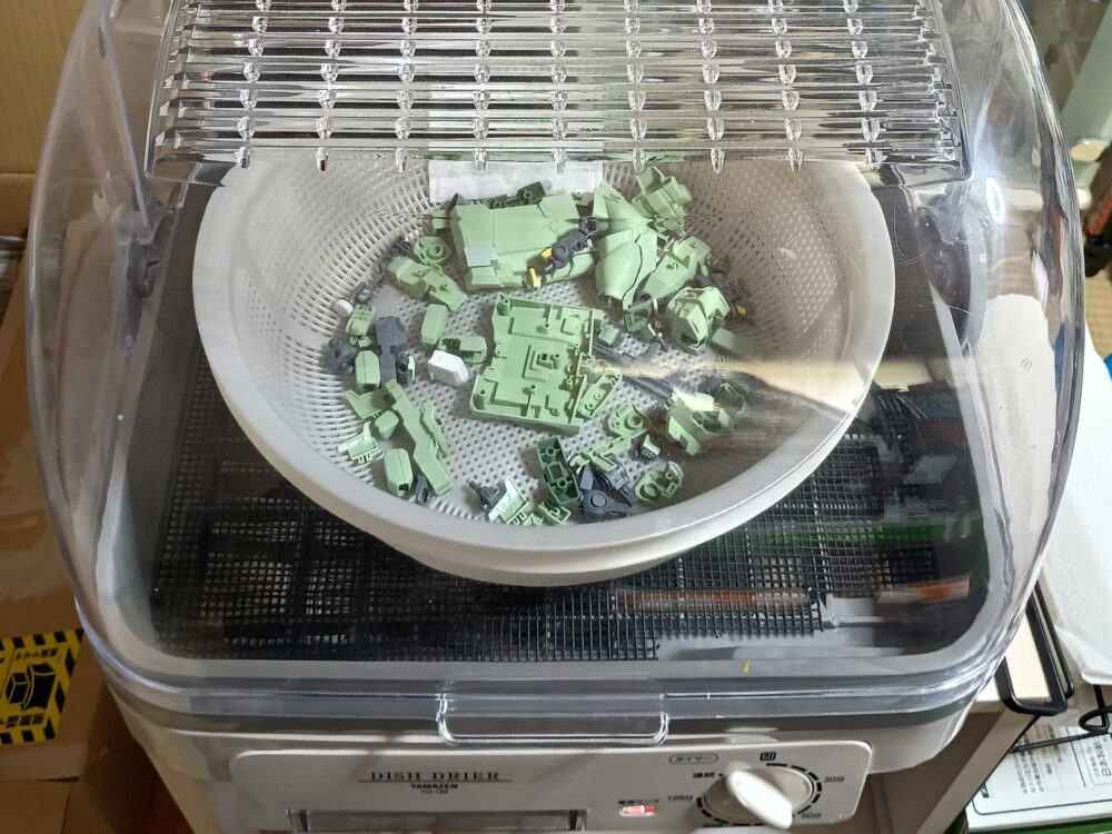 食器乾燥機で乾燥中のざるに入ったパーツ